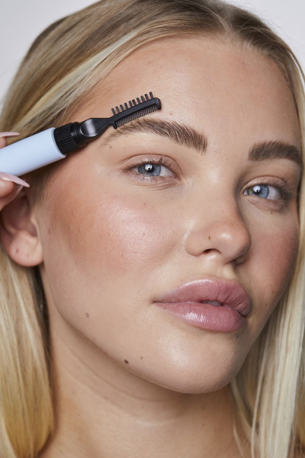 Cómo lograr el efecto laminado en casa con el Brow Gel 16H