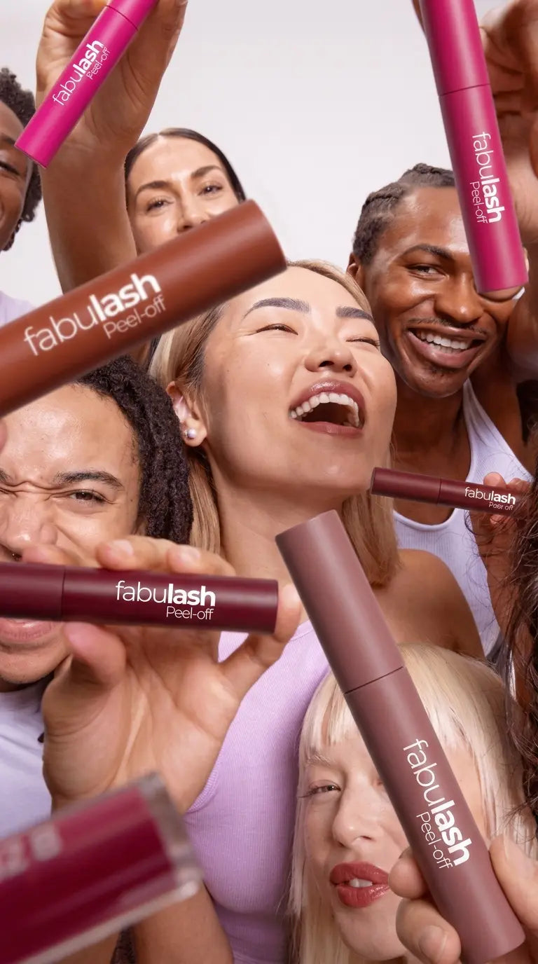 Personas mostrando los tonos Peel Off Lip Fabulash