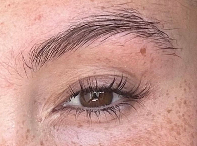 Cejas después de 12 semanas de uso del Sérum de Cejas Fabulash